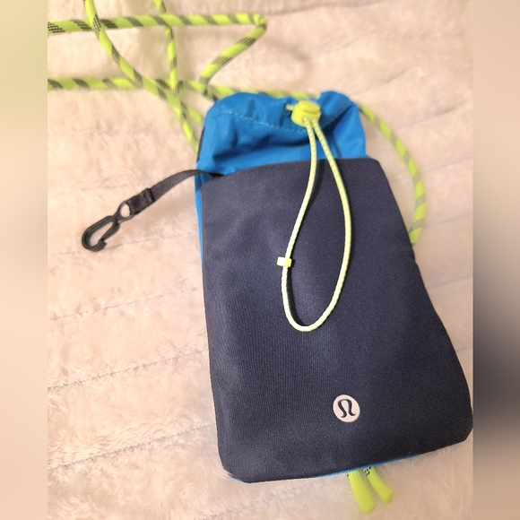 Lululemon Play Forward Crossbody - Picture 3 of 3